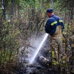 Рятувальники ліквідовують пожежу у Чорнобильських лісах