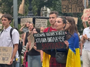 Учасники акції 21 липня 2026 року на площі Франка у Києві тримають плакати з вимогою повернути Федорова