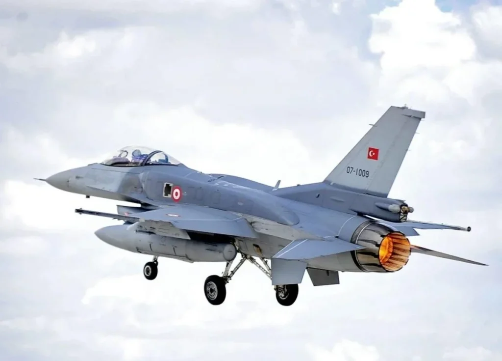 Турецькі винищувачі F-16 на авіабазі