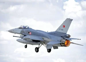 Турецькі винищувачі F-16 на авіабазі