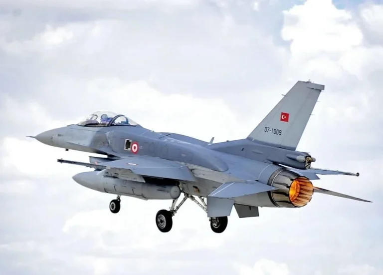 Турецькі винищувачі F-16 на авіабазі