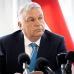 Будівля угорського парламенту з державним прапором як символ створення антикорупційного органу
