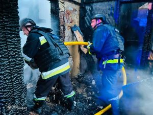 Рятувальники ліквідовують наслідки влучення ворожого БпЛА у житловий будинок у Новгород-Сіверському на Чернігівщині