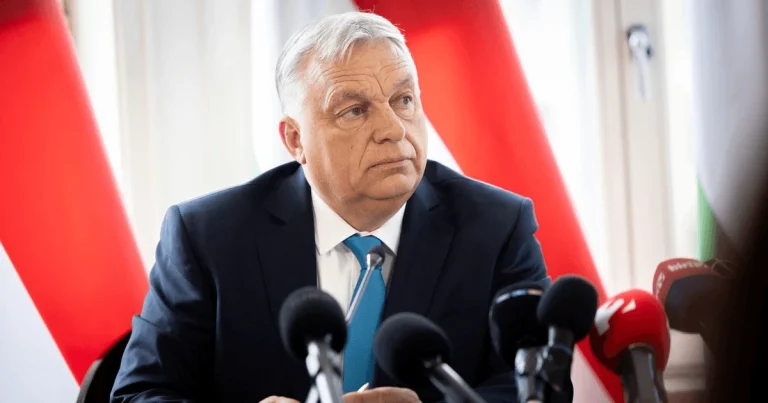 Будівля угорського парламенту з державним прапором як символ створення антикорупційного органу