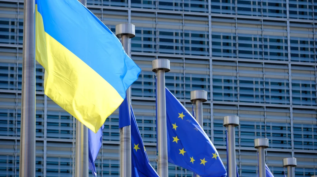 Прапор ЄС на тлі символіки Ukraine Facility