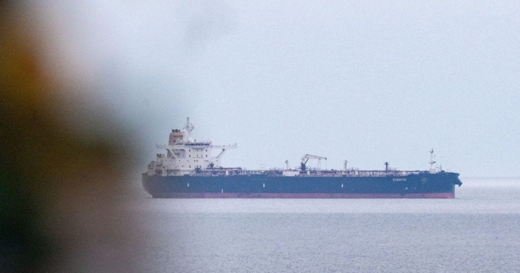 Супутниковий знімок сріблясто-сірої нафтової плями в бухті на південний захід від острова Аль-Кіблія біля узбережжя Оману