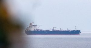 Супутниковий знімок сріблясто-сірої нафтової плями в бухті на південний захід від острова Аль-Кіблія біля узбережжя Оману