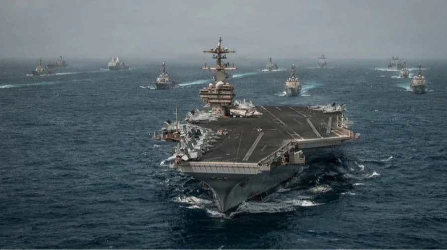 Емблема CENTCOM та кораблі ВМС США під час операції з блокади