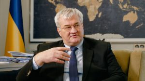 Андрій Сибіга біля будівлі МЗС України на тлі наслідків удару по Києву в ніч на 19 липня 2026 року
