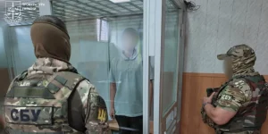 Місце вибуху автомобіля в Одесі та вилучені під час обшуку телефони й сім-картки