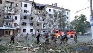 Зруйновані поверхи п'ятиповерхового будинку в житловому кварталі Запоріжжя після російського удару 19 липня