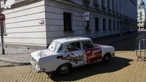 Старий «Москвич» біля будівлі Міністерства оборони Болгарії як символ протесту проти запиту на запчастини МіГ-29