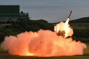 Колаж із зображенням ракет PAC-3 та «Іскандерів» на тлі українського та американського прапорів.