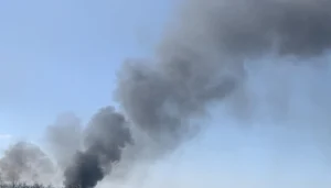 Пошкоджена вантажівка Укрпошти після удару російського дрона (за наявності відповідного фото)