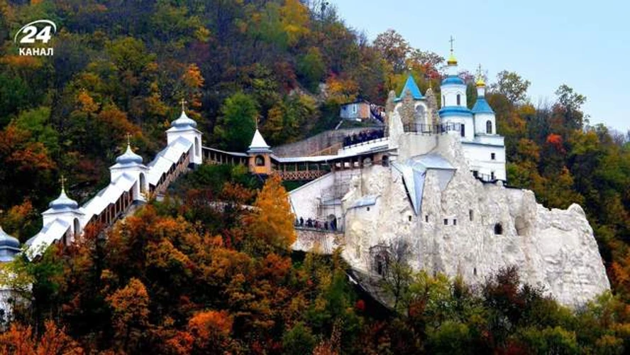Територія Свято-Успенської Святогірської лаври (ілюстративне фото)