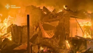 Наслідки удару дронів у Броварському районі: пошкоджені приватний будинок, господарські споруди та автомобілі.