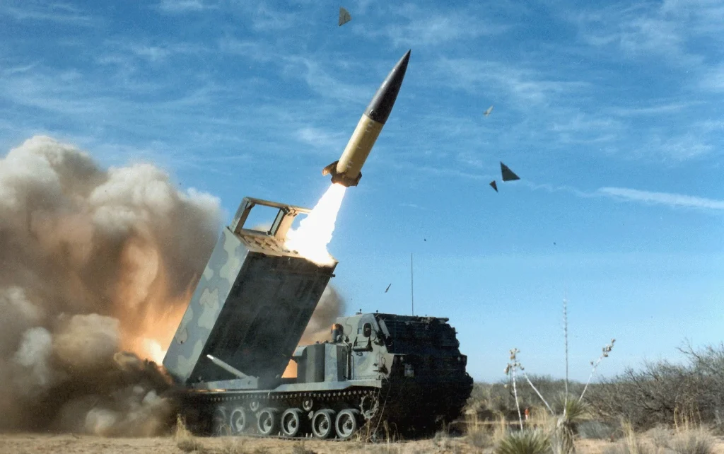 Реактивні системи M270 MLRS та ракети ATACMS, які планують передати Україні