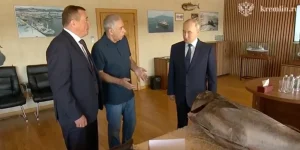 Володимир Путін на рибопереробному комбінаті «Ясний» на острові Ітуруп, де дегустує місцеву ікру