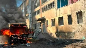 Пошкоджена будівля ліцею та знищений вогнем шкільний автобус у дворі після удару 2 серпня в Миколаєві