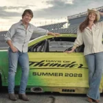 Том Круз під час запису оголошення про сиквел на автодромі Daytona International Speedway