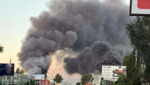 Наслідки удару по складських приміщеннях «Нової пошти» у Святопетрівському (фото Антона Овсієнка / Facebook)