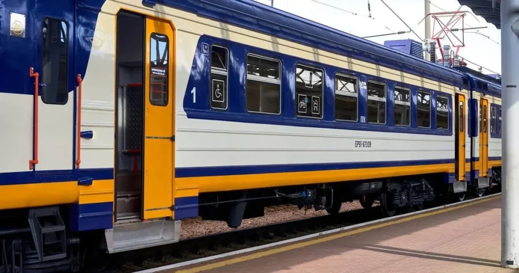 Вагон пасажирського потяга Укрзалізниці на вокзалі