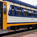 Вагон пасажирського потяга Укрзалізниці на вокзалі