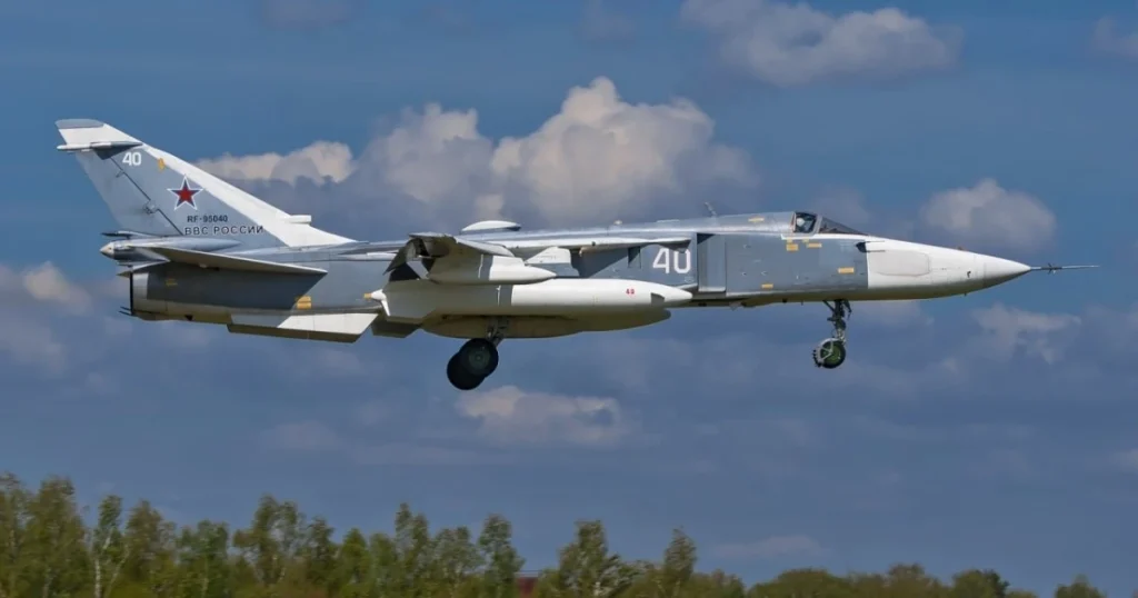 Пошкоджений російський літак Су-24 на аеродромі в тимчасово окупованому Криму