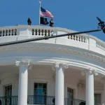 Дональд Трамп на тлі прапора США