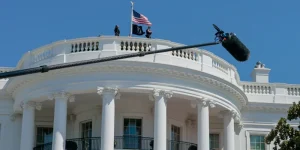 Дональд Трамп на тлі прапора США