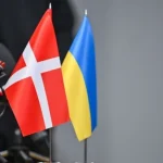 Державний прапор Данії на тлі символіки протиповітряної оборони