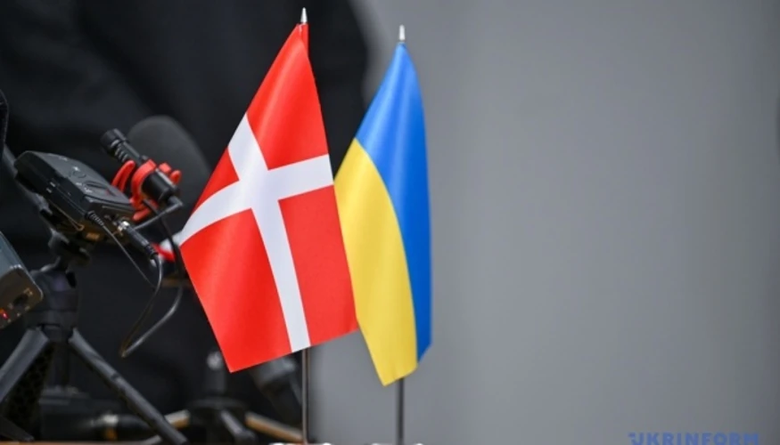Державний прапор Данії на тлі символіки протиповітряної оборони