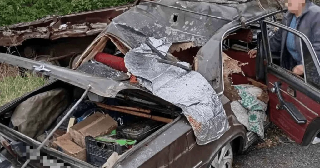 Пошкоджений цивільний автомобіль після удару FPV-дрона на Харківщині 27 вересня 2026 року