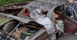 Пошкоджений цивільний автомобіль після удару FPV-дрона на Харківщині 27 вересня 2026 року