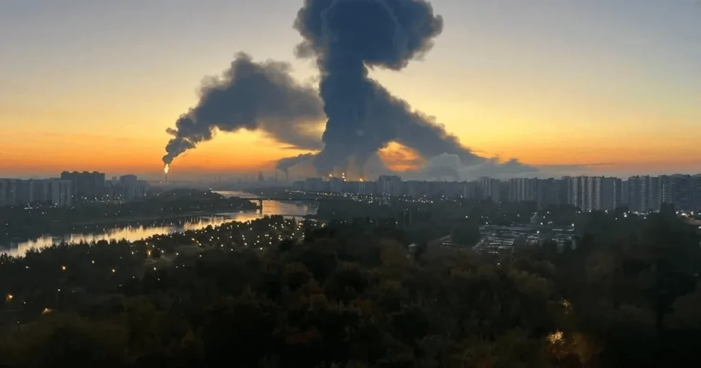 Наслідки пожежі на Московському НПЗ після атаки безпілотників та дим у Москві