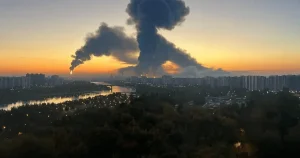 Наслідки пожежі на Московському НПЗ після атаки безпілотників та дим у Москві