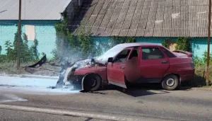 Пожежа після удару російського FPV-дрона по автомобілях, припаркованим біля магазину, 12 вересня 2026 року