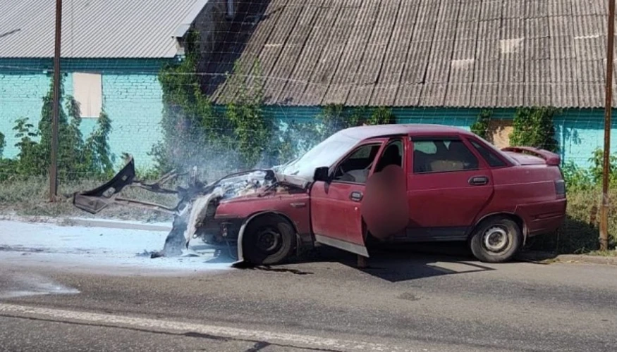Пожежа після удару російського FPV-дрона по автомобілях, припаркованим біля магазину, 12 вересня 2026 року
