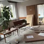 Пошкоджені вибуховою хвилею вікна, двері, стелі та медичне обладнання діагностичного центру лікарні №6