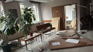 Пошкоджені вибуховою хвилею вікна, двері, стелі та медичне обладнання діагностичного центру лікарні №6