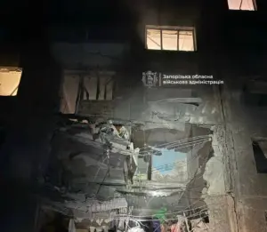 Наслідки удару КАБами по п'ятиповерхівці у Запоріжжі вранці 10 жовтня: зруйнований під'їзд та завали на рівні другого поверху