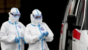 Медичний працівник у захисному костюмі біля карантинного медичного закладу (ілюстративне фото REUTERS/Anastasia Barashkova)