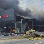 Наслідки удару по супермаркету «Таврія В» в Одеській області: пошкоджена будівля, рятувальники ДСНС на місці.