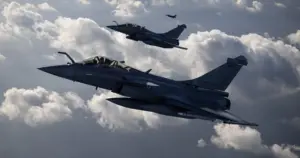 Ілюстративне фото двох винищувачів Rafale ВПС Франції під час навчань Volfa 2025
