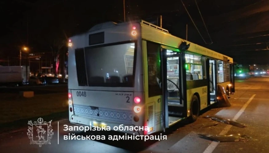 Пошкоджені могили та розбиті памʼятники на кладовищі у Рівному після удару безпілотника 20 жовтня