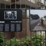 Світлини французького фотожурналіста Антоні Лаллікана на виставці біля посольства Франції в Україні в Києві