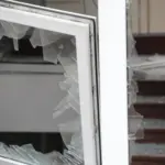 Пошкоджене скління школи та прилеглих будівель у Полтаві після удару БпЛА 15 жовтня 2026 року