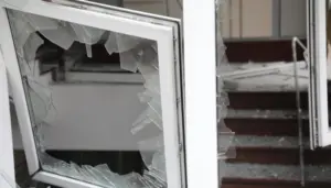 Пошкоджене скління школи та прилеглих будівель у Полтаві після удару БпЛА 15 жовтня 2026 року