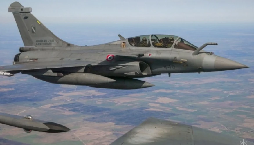 Винищувач Rafale на тлі неба — ілюстрація до повідомлення про початок навчання