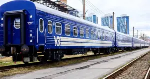 Інтерфейс застосунку «Укрзалізниця» з новою функцією перегляду середньої кількості евакуаційних зупинок і затримок поїзда